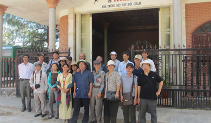 Đoàn văn nghệ sĩ Tiền Giang chụp ảnh lưu niệm tại nhà trưng bày văn hóa Chăm.