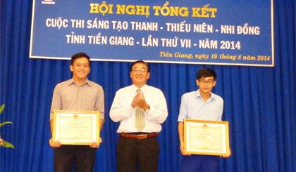 Ông Trần Hoàng Diệu, Chủ tịch Liên hiệp Các hội Khoa học và Kỹ thuật tỉnh trao giải Đặc biệt cho nhóm tác giả Nguyễn Thanh Phúc và Trần Văn Tuấn (Trường Đại học Tiền Giang).