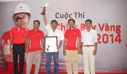 Ban Tổ chức trao giải “Chiếc bay vàng năm 2014” cho đội của nhà thầu Lê Minh Mẫn (TP. Mỹ Tho).