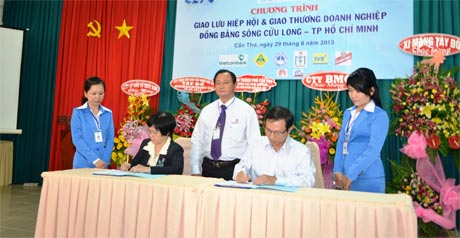 Anh Phạm Quang Bình, Chủ tịch HĐQT kiêm Tổng Giám đốc Công ty Cổ phần Dược phẩm Tipharco (người ngồi bên phải) ký kết hợp tác giữa các doanh nghiệp ĐBSCL - TP Hồ Chí Minh.