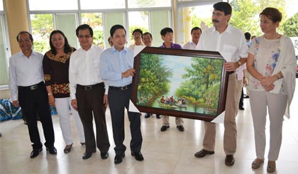 Bí thư Tỉnh ủy Trần Thế Ngọc trao tặng phẩm lưu niệm của Tiền Giang cho Tổng thống Áder János.