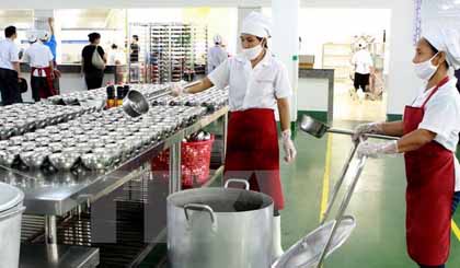 Bếp ăn tập thể đảm bảo tiêu chuẩn vệ sinh an toàn thực phẩm của Công ty TNHH hệ thống dây dẫn SUMI Việt Nam. Ảnh minh họa: Dương Ngọc/TTXVN