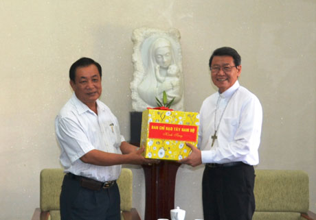 Vụ trưởng Võ Trọng Hữu trao quà Giáng sinh đến Giám mục Giáo phận Mỹ Tho Nguyễn Văn Khảm