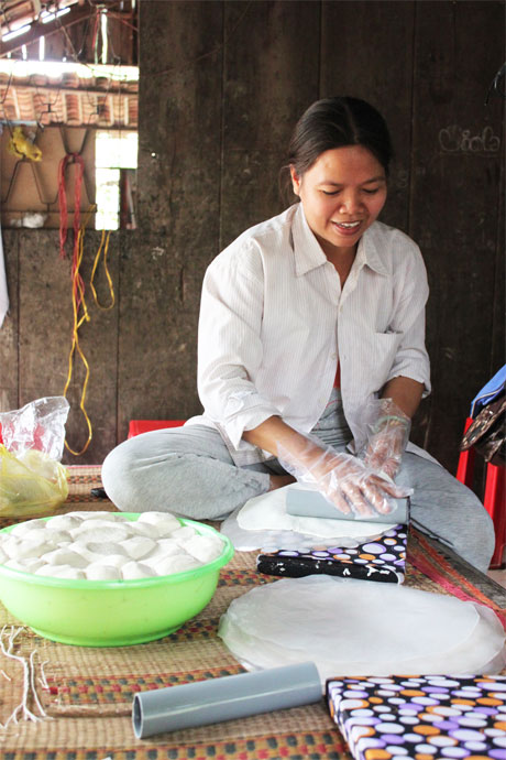 Chị Trần Thị Thanh Lan, khu phố 4, thị trấn Cái Bè khéo léo cán từng cái bánh phồng. 