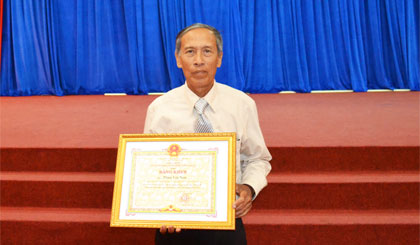 Ông Phạm Văn Nam nhận Bằng khen của UBND tỉnh ngày 7-1 vừa qua.
