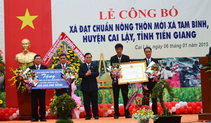 Ông Nguyễn Văn Khang, Chủ tịch UBND tỉnh trao Bằng Công nhận và Công trình phúc lợi trị giá 1 tỷ đồng cho xã đạt chuẩn NTM Tam Bình.