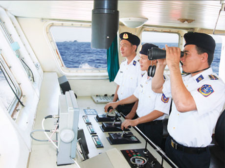 Chiến sĩ tàu Cảnh sát biển Vùng 2 quan sát, theo dõi mục tiêu trên biển.
