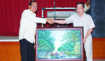 Bí thư Tỉnh ủy Trần Thế Ngọc tặng quà lưu niệm cho Bí thư - Tỉnh trưởng tỉnh Savannakhet.