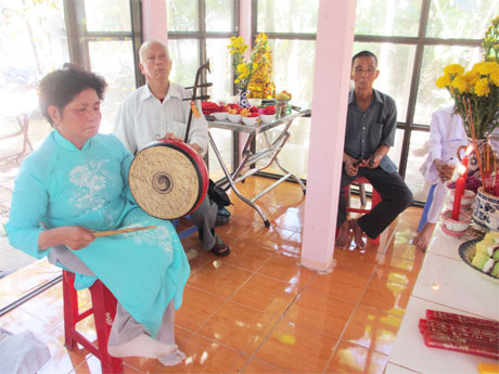 Cô Huỳnh Thị Bé (70 tuổi), con gái thứ 2 của ông Huỳnh Lĩnh Đặng đang hát rỗi.