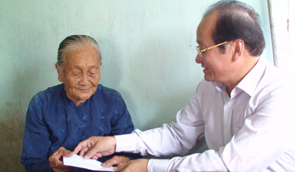 PCT UBND Tran Thanh Đức thăm và tặng quà gia đình chinh sach.JPG