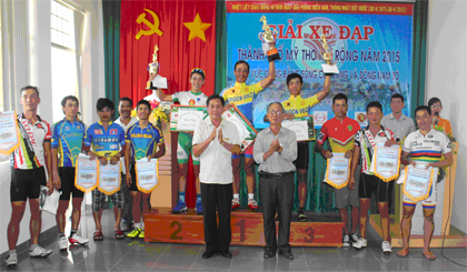 Ông Nguyễn Ngọc Minh, Giám đốc Sở Văn hóa, Thể thao và Du lịch khen thưởng các VĐV đạt thành tích.