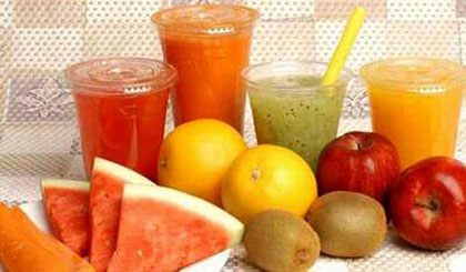 Nước ép trái cây là thức uống ngon, mát bổ cho trẻ nhỏ mùa hè.