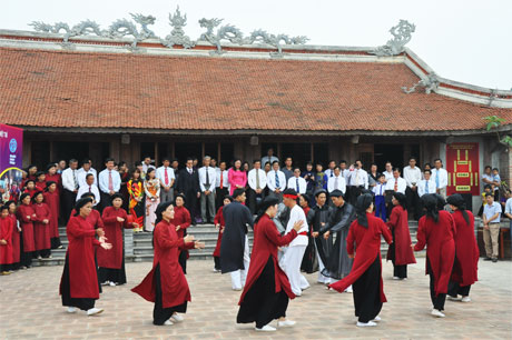 Đoàn đại biểu tỉnh Tiền Giang xem biểu diễn hát Xoan.