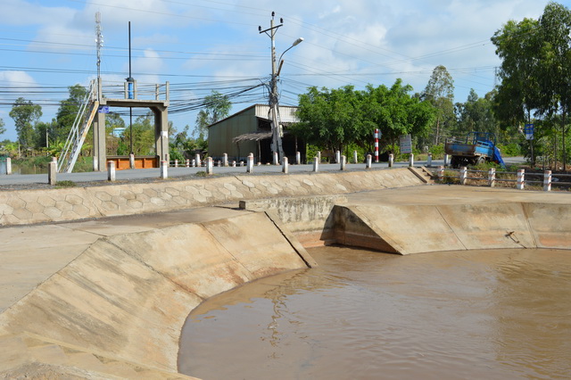 Cống tiếp nước từ Rạch Gốc vào vùng Dự án Phú Thạnh – Phú Đông đang phục vụ cho việc tháo rửa. 