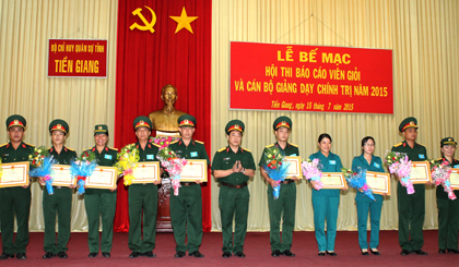 Thượng tá Mai Văn Hòa - Phó Chính ủy Bộ CHQS tỉnh trao thưởng cho các thí sinh