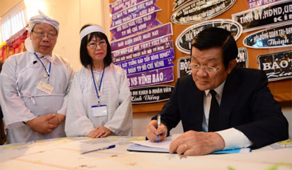 Chủ tịch nước Trương Tấn Sang ghi lưu bút trong Lễ viếng GS Trần Văn Khê. Ảnh: tuoitre.vn