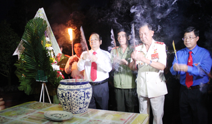 Đại biểu và các chiến sĩ, ĐVTN đã dâng hoa và thắp hương tưởng niệm tại các khu tưởng niệm như: Tả quân Lê Văn Duyệt; Nguyễn Thị Thập và bia ghi danh các anh hùng liệt sĩ trong khuôn viên khu di tích.