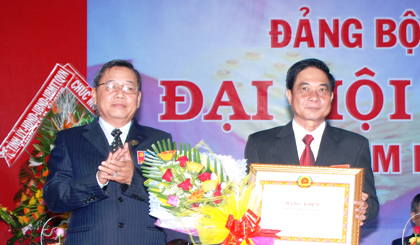 Ông Nguyễn Anh Tuấn, Trưởng Ban Tuyên Giáo Tỉnh ủy trao Bằng khen của Tỉnh ủy Tiền Giang cho Đảng bộ Huyện Cai Lậy nhiệm kỳ 2020-2015 