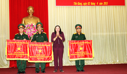 Đồng chí Trần Kim Mai - Phó Chủ tịch UBND tỉnh trao thưởng cho các đơn vị đạt thành tích tốt trong xây dựng xã, phường vững mạnh về QS,QP năm 2014