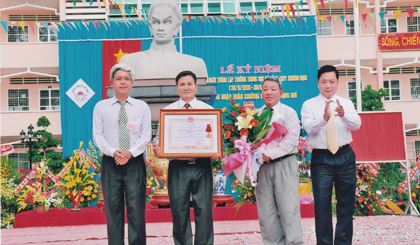 Trường THPT Trương Định vinh dự đón nhận Huân chương Lao động hạng Nhì của Chủ tịch nước. 