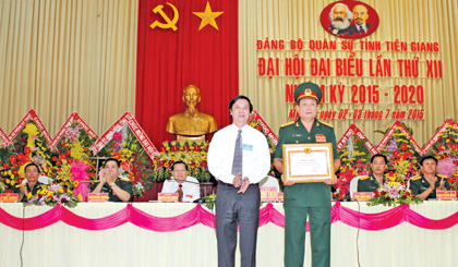 Ông Nguyễn Văn Danh, Phó Bí thư Thường trực Tỉnh ủy trao Bằng khen cho đại diện lãnh đạo BCHQS tỉnh.