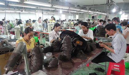 Một lớp dạy nghề may giày da tại DN do Trường Trung cấp Nghề Kinh tế - Kỹ thuật Công đoàn Tiền Giang đào tạo.