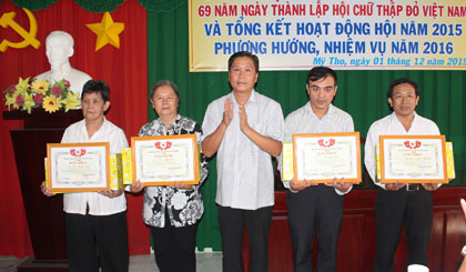 Ông Nguyễn Văn Vững, Phó Chủ tịch UBND TP. Mỹ Tho Trao giấy khen của Hội Chữ thập đỏ tỉnh cho cá nhân