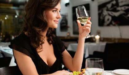 Vừa ăn vừa uống để bảo vệ gan và ngăn ngừa tác hại của rượu tới dạ dày, gan. Ảnh:Thehealthsite.