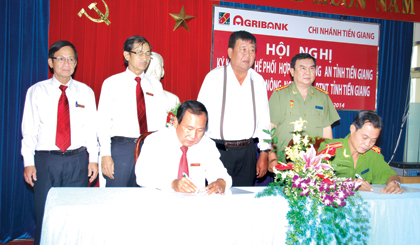 Ký kết quy chế phối hợp giữa Công an Tiền Giang và Chi nhánh Ngân hàng NN-PTNT tỉnh.