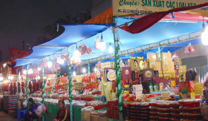 Khu chuyên kinh doanh, mua bán hàng hóa tết trên đường Lê Văn Duyệt (phường 1, TP. Mỹ Tho).