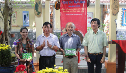 Nghệ nhân Ưu tú Huỳnh Anh và ông Trần Đỗ Liêm tặng quà lưu niệm cho nhà thơ InraSara (nam) và Mai Kiều Ly (nữ).