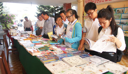 Đông đảo học sinh, sinh viên tham quan các gian trưng bày sách.