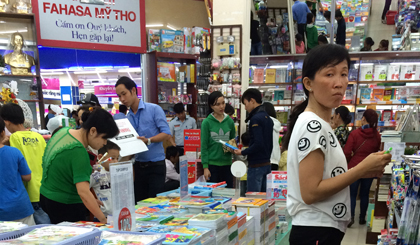 Phụ huynh và học sinh mua sắm dụng cụ học tập tại nhà sách Fahasa TP. Mỹ Tho