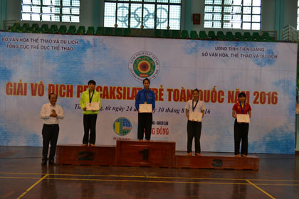Ông Trần Thanh Đức, Phó Chủ tịch UBND tỉnh, Chủ tịch danh dự Liên đoàn võ thuật tỉnh trao giải cho VĐV ở hạng cân 45 kg nữ.