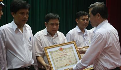 Ông Lê Văn Hưởng, Chủ tịch UBND tỉnh, trao bằng khen cho các tập thể và cá nhân có thành tích tiêu biểu trong công tác nhân rộng điển hình tiên tiến và thựcn hiện Nghị định 38/CP.