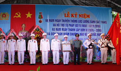 Thứ Trưởng Bộ Công an, Thượng Tướng Phạm Dũng trao huân chương Bảo vệ Tổ quốc cho Đại tá Trần Văn Dung Giám thị Trại giam Phước Hòa.