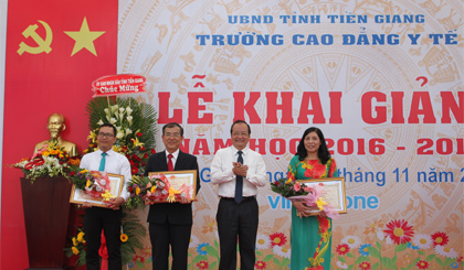 Ông Trần Thanh Đức, Phó Chủ tịch UBND tỉnh trao tặng Bằng khen của UBND tỉnh cho 3 tập thể.