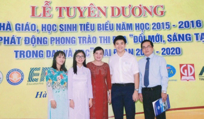 Từ trái sang: Cô Kiều Quyên, em Gia Hân, cô Thúy Oanh, em Hải Đằng và thầy Nguyễn Phương Toàn (Phó GĐ Sở GD& ĐT)