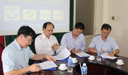 Đại diện lãnh đạo 3 nhà mạng VNPT, Viettel, Mobifone tại Tiền Giang và ông Trần Văn Dũng, quyền Giám đốc Sở Thông tin và Truyền thông Tiền Giang ký cam kết.