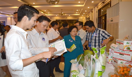 Các đại biểu tham quan các sản phẩm nông nghiệp ứng dụng công nghệ cao giới thiệu tại buổi tọa đàm.