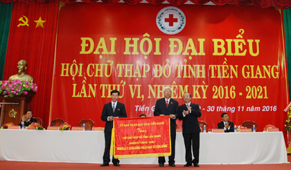 Ông Trần Thanh Đức, Phó Chủ tịch UBND tỉnh trao bức trướng của UBND tỉnh cho đại diện Hội CTĐ nhiệm kỳ 2016-2021