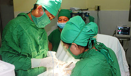 Ê kíp phẫu thuật cắt bỏ khối u có hình ảnh của tử cung và buồng trứng hai bên trong ổ bụng bệnh nhân P. Ảnh do bệnh viện Quân y 120 cung cấp