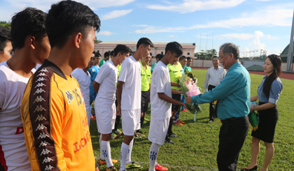Ông Trần Thanh Phúc, Phó Giám đốc Sở VH-TT&DL, tặng hoa cho các vận đọng viên tham gia giải đấu.