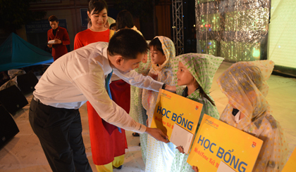 Ông Đặng Quốc Trung, Giám đốc Mobifone Tiền Giang trao học bổng cho các em học sinh có hoàn cảnh khó khăn.