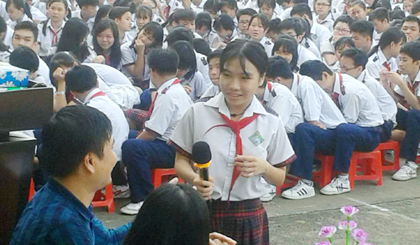 Học sinh tham gia giải quyết tình huống tại diễn đàn.