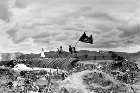  Lá cờ “Quyết chiến, Quyết thắng” của Quân đội Nhân dân Việt Nam tung bay trên nóc hầm tướng De Castries chiều 7/5/1954, kết thúc cuộc kháng chiến chống Pháp oanh liệt đầy hy sinh, gian khổ kéo dài suốt 9 năm. Ảnh: Triệu Đại/TTXVN