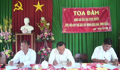 Lãnh đạo Ban Dân vận Huyện ủy Châu Thành tại buổi tọa đàm về QCDC tại xã Nhị Bình.