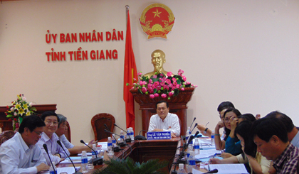 ông Lê Văn Nghĩa, Phó Chủ tịch UBND tỉnh cùng đại diện các sở, ngành và các DNNN tại địa phương dự hội nghị.