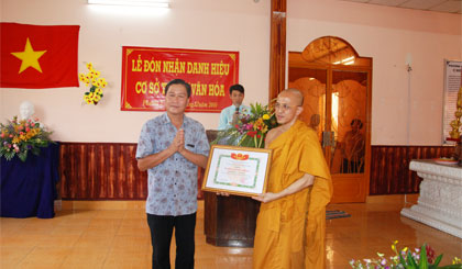 Ông Nguyễn Văn Vững, Phó Chủ tịch UBND TP. Mỹ Tho trao Bằng công nhận Cơ sở thờ tự văn hóa cho Đại đức Thích Bửu Hiền, trụ trì chùa Pháp Bảo.