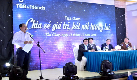 Ông Lê Văn Nghĩa, Phó Chủ tịch UBND tỉnh ghi nhận các kiến nghị, đề xuất của TGB tại buổi tọa đàm.